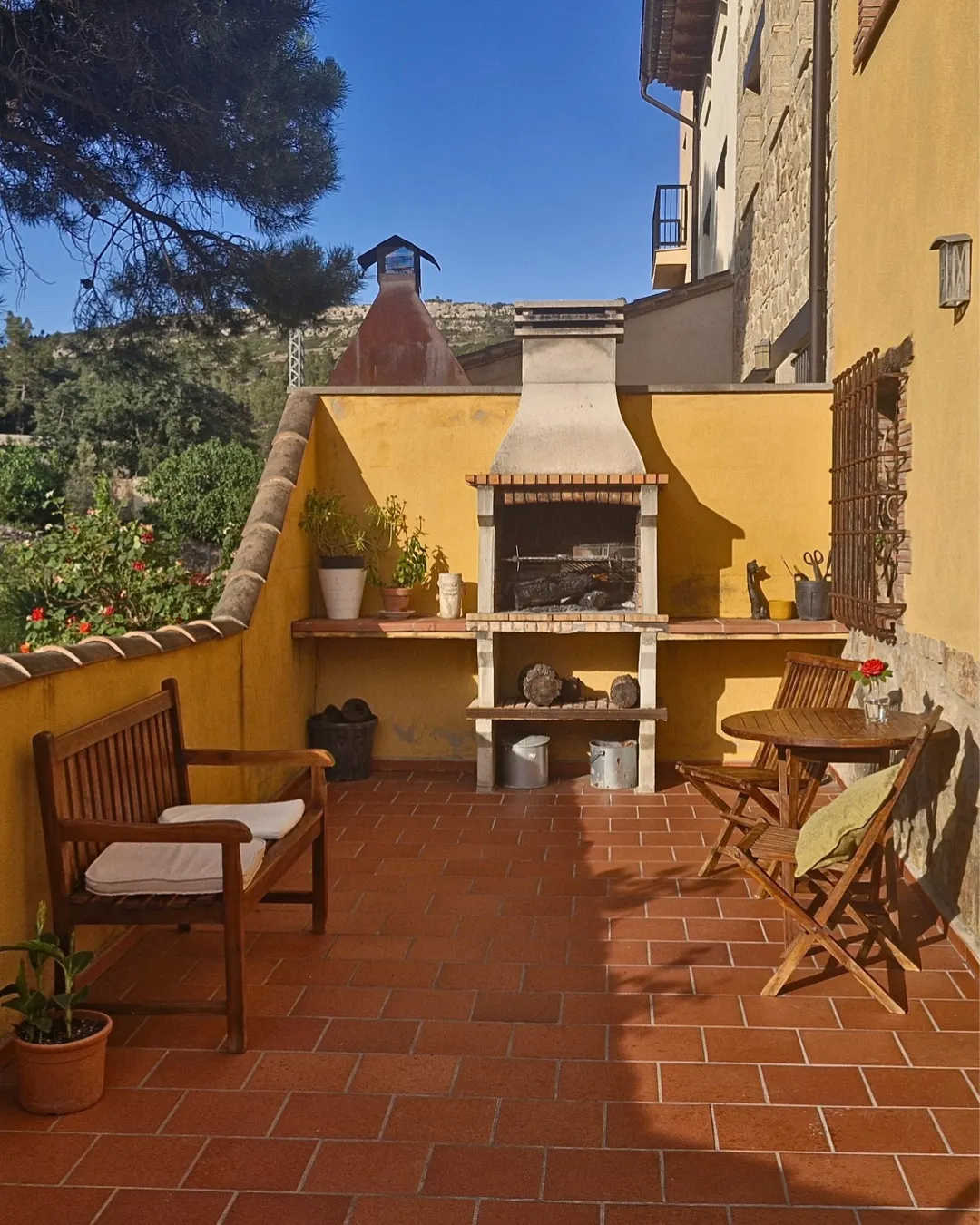 Terraza de El Jardín con barbacoa de obra y zona de comer al aire libre