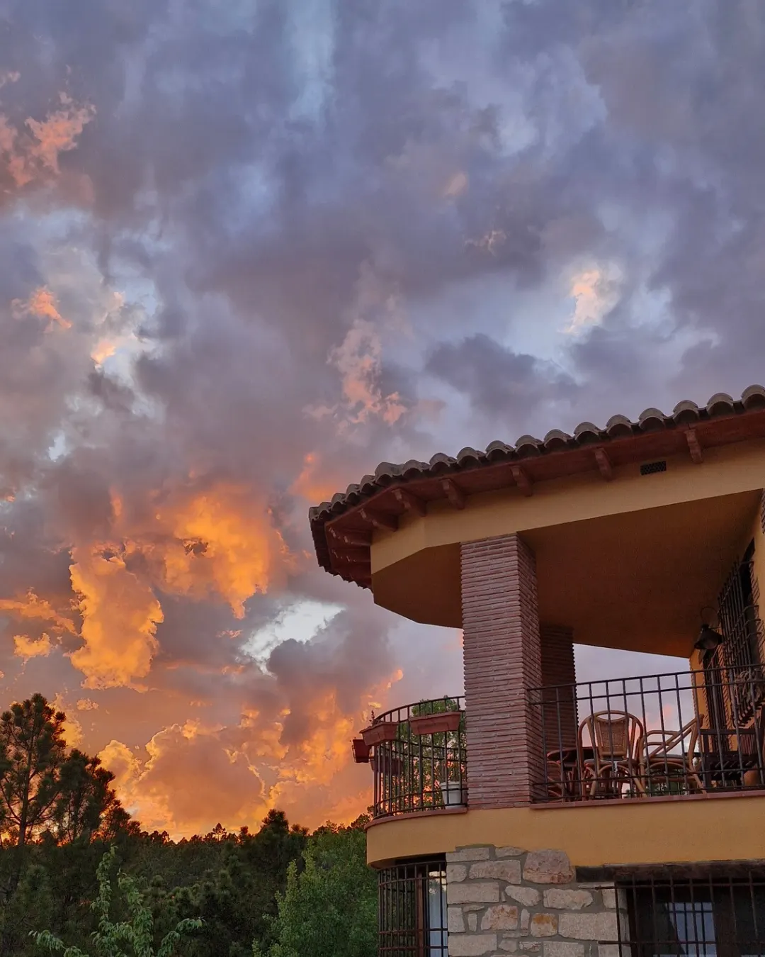 Terraza de El Mirador al atardecer, con vistas al pinar