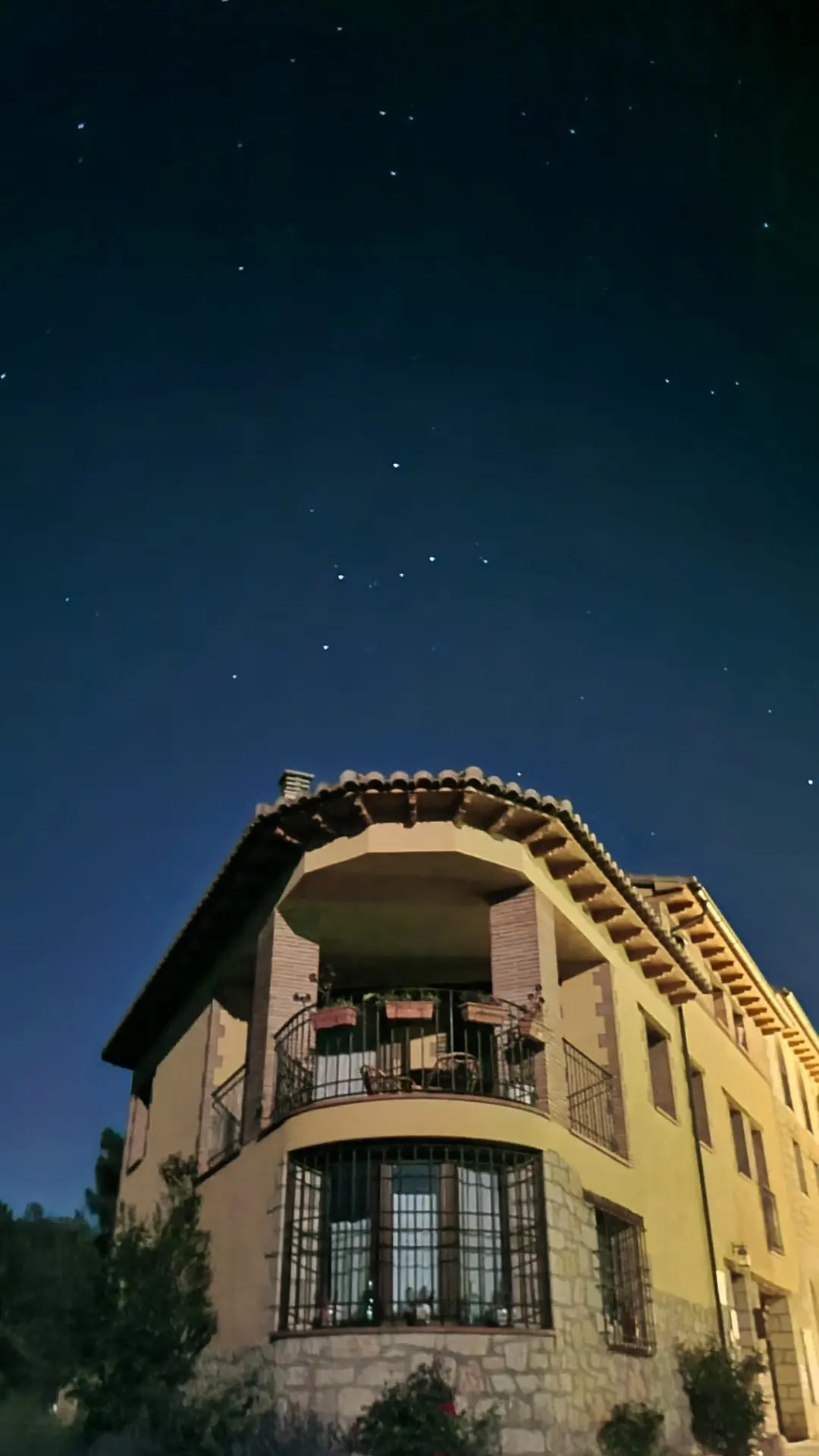 Cielo estrellado sobre Fuentes de Rubielos, con la fachada de La Canterica iluminada de noche