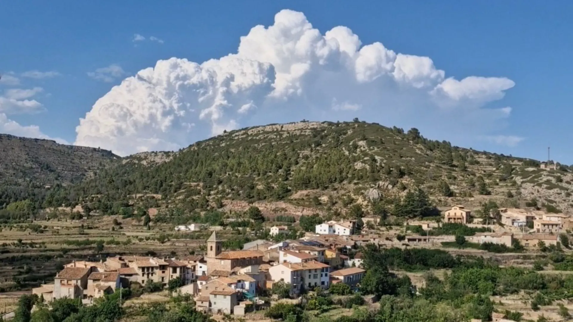 Vista de Fuentes de Rubielos, sus casas de piedra sobre la ladera entre montañas