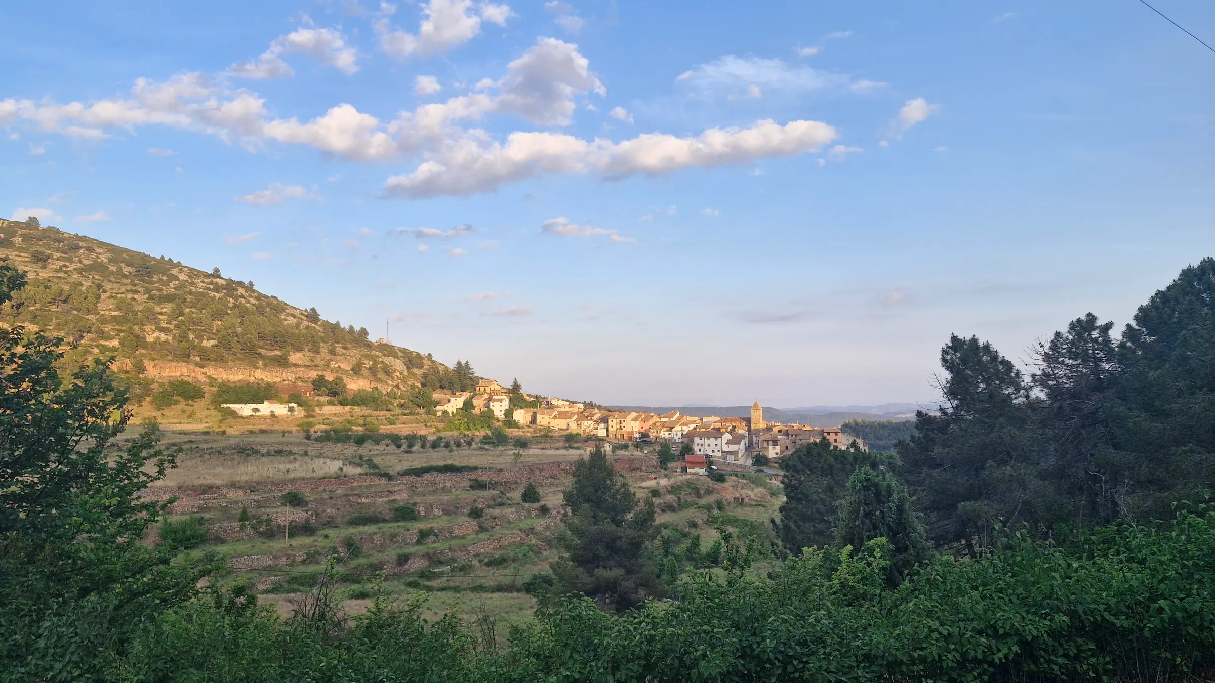 Vista del pueblo de Fuentes de Rubielos (Teruel) entre montañas, al atardecer