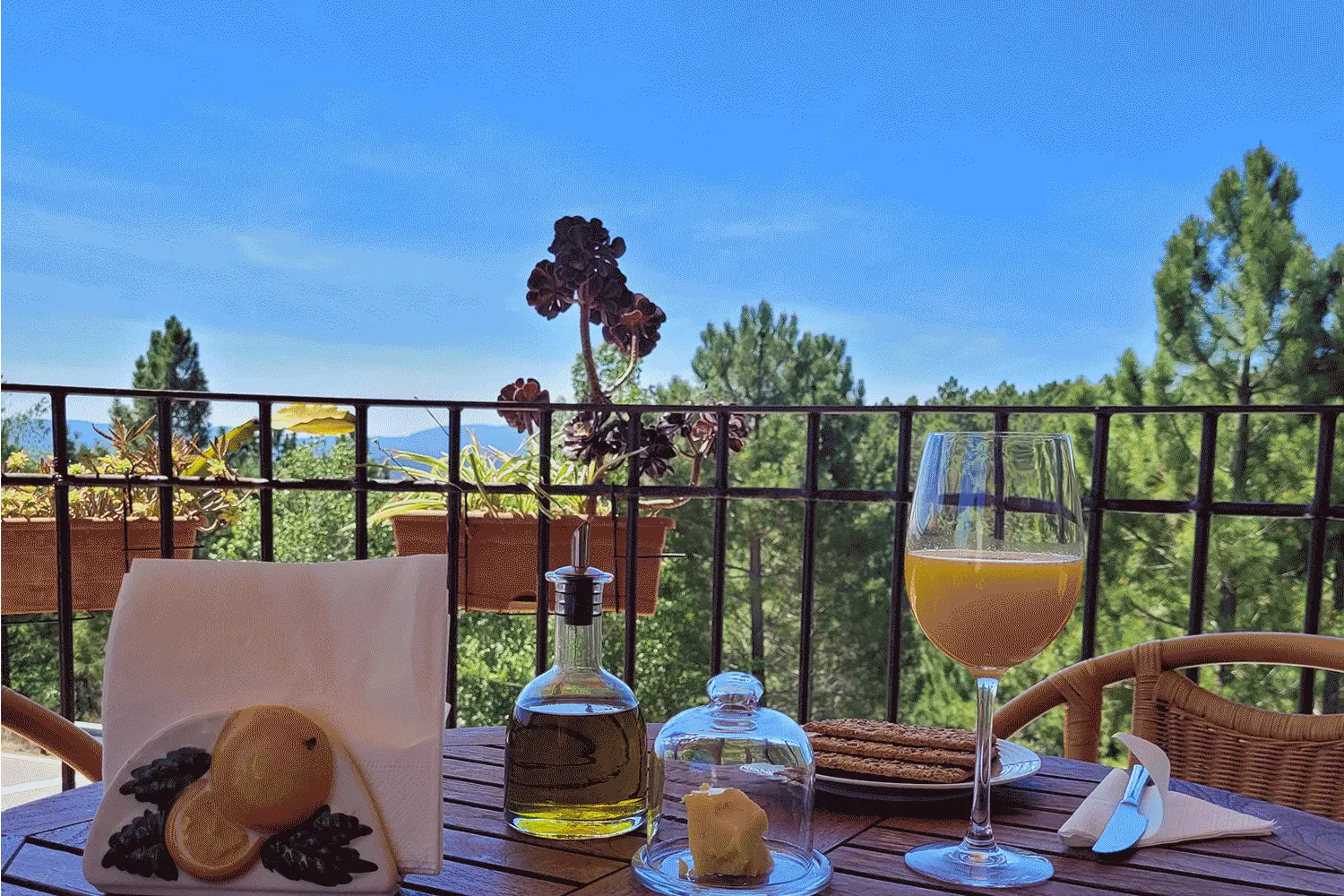 Terraza de La Canterica con vistas al entorno de Fuentes de Rubielos, un lugar para quedarse