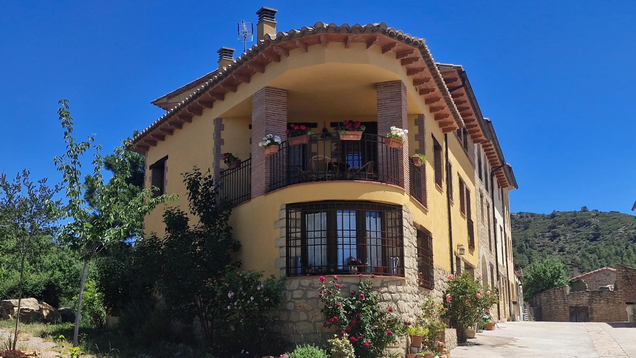 La Canterica, casa rural de piedra en Fuentes de Rubielos, entre montañas