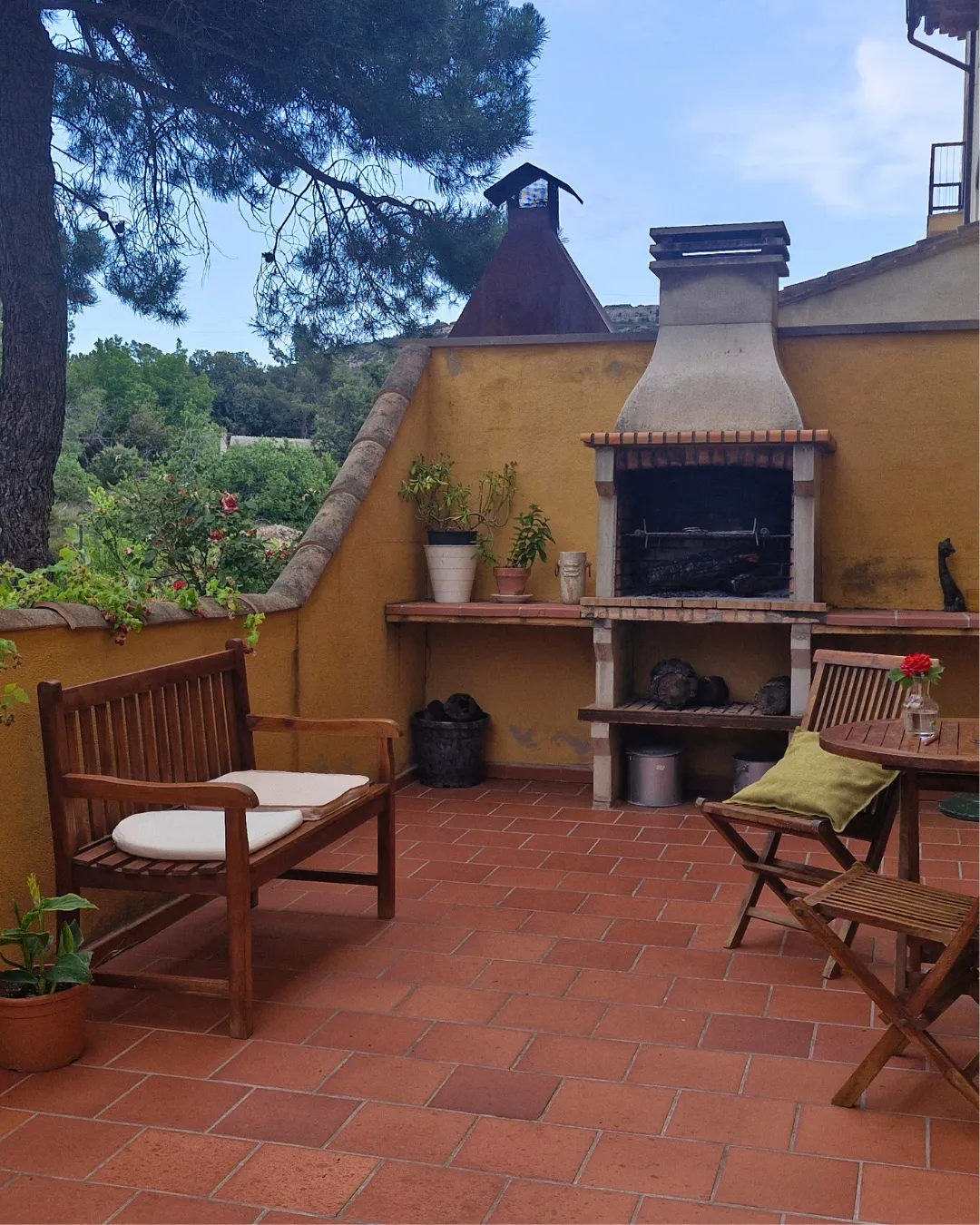 Terraza de El Jardín con barbacoa, banco de madera y vistas al campo