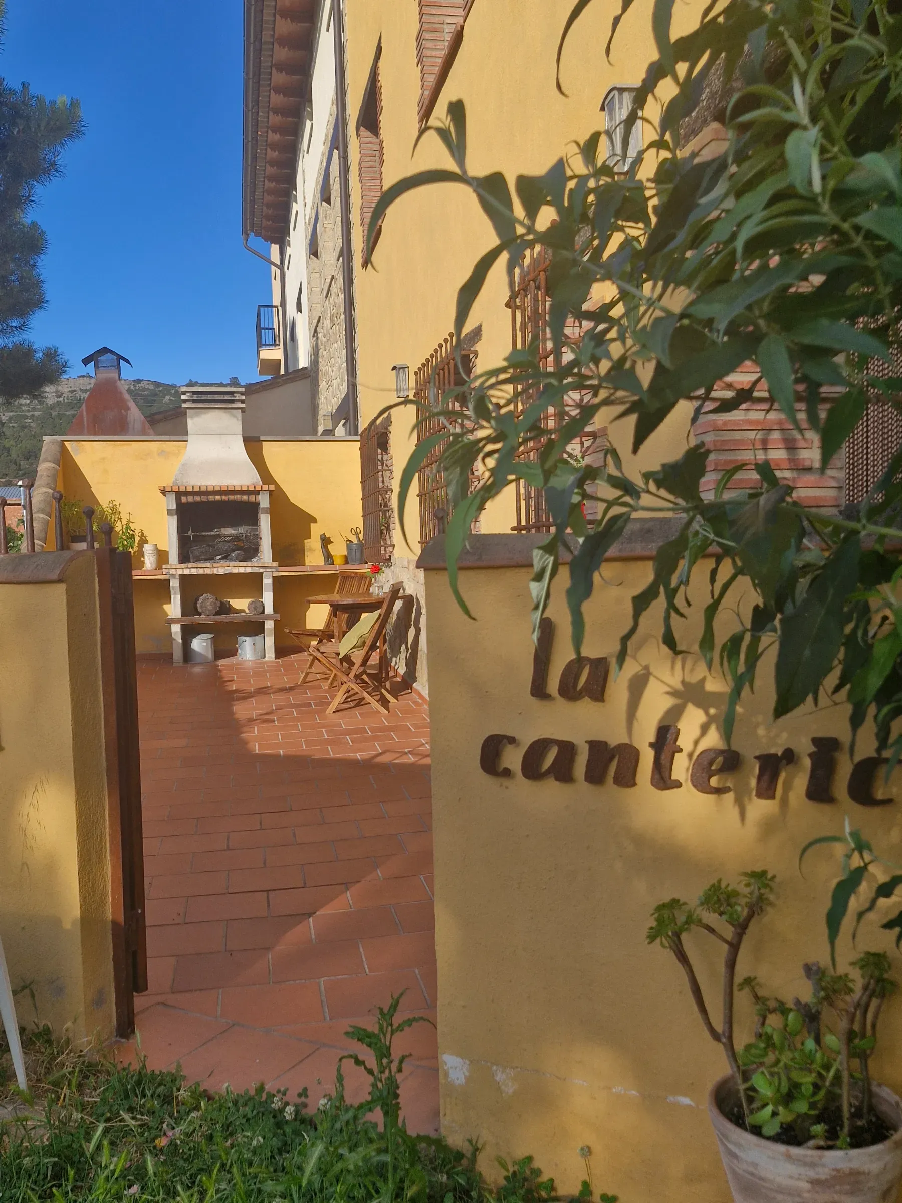 Acceso a la terraza de El Jardín junto a la fachada con el rótulo de La Cantería