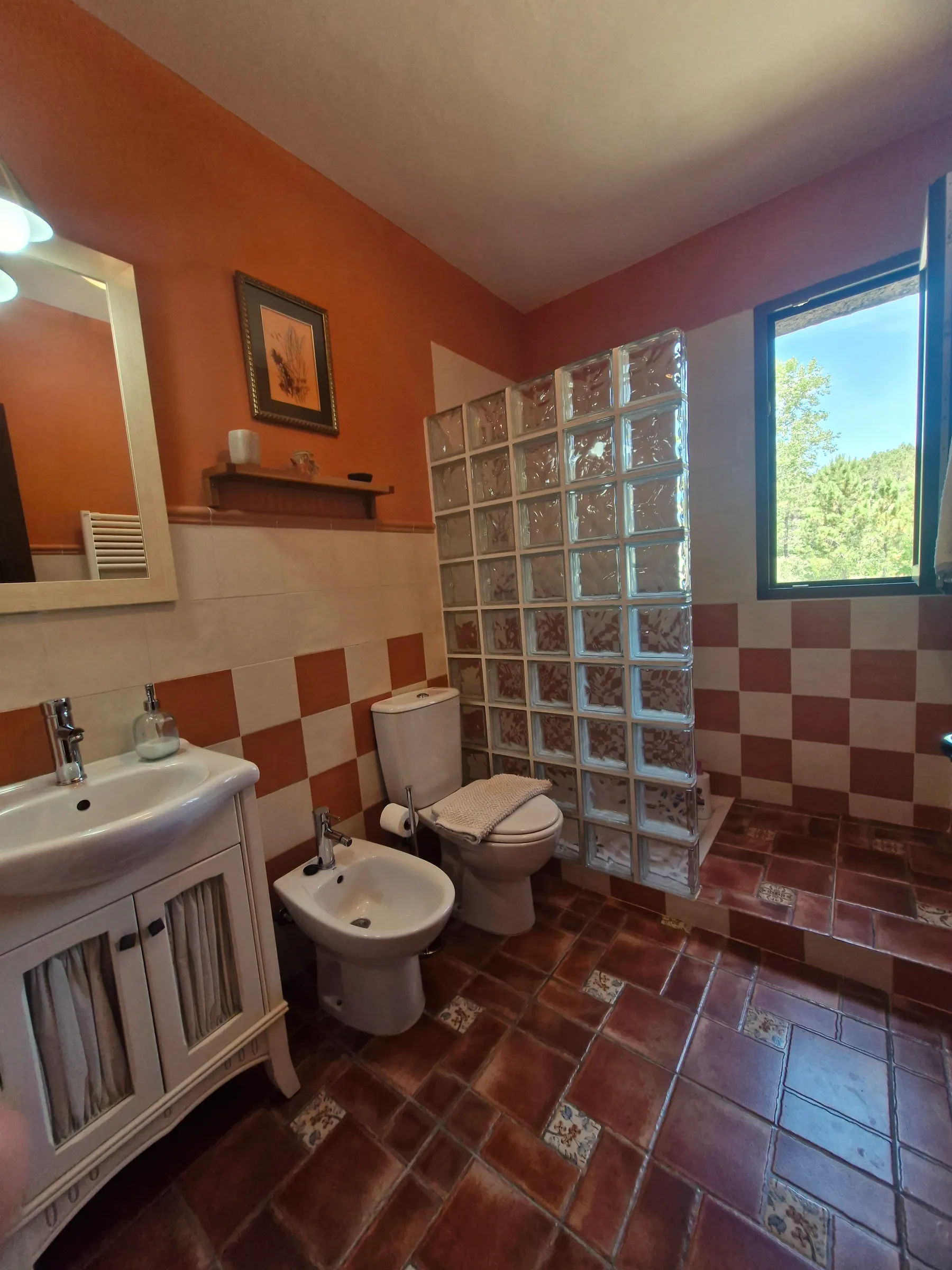 Rincón de El Mirador con ventana y vistas, pared cálida y suelo de damero