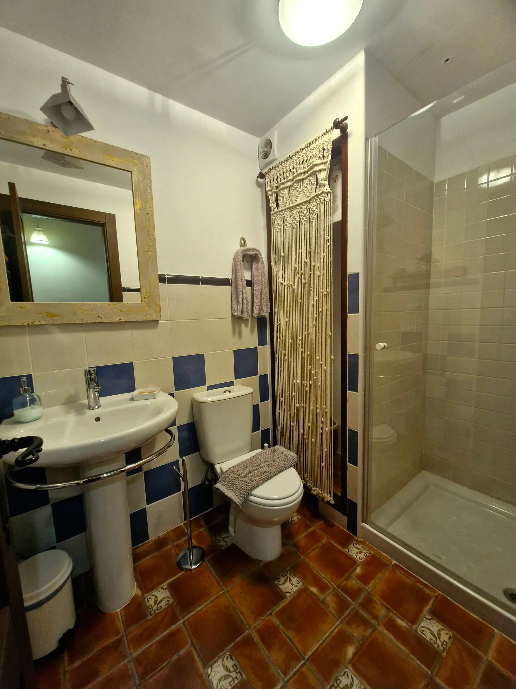 Baño de El Mirador con lavabo, espejo y plato de ducha