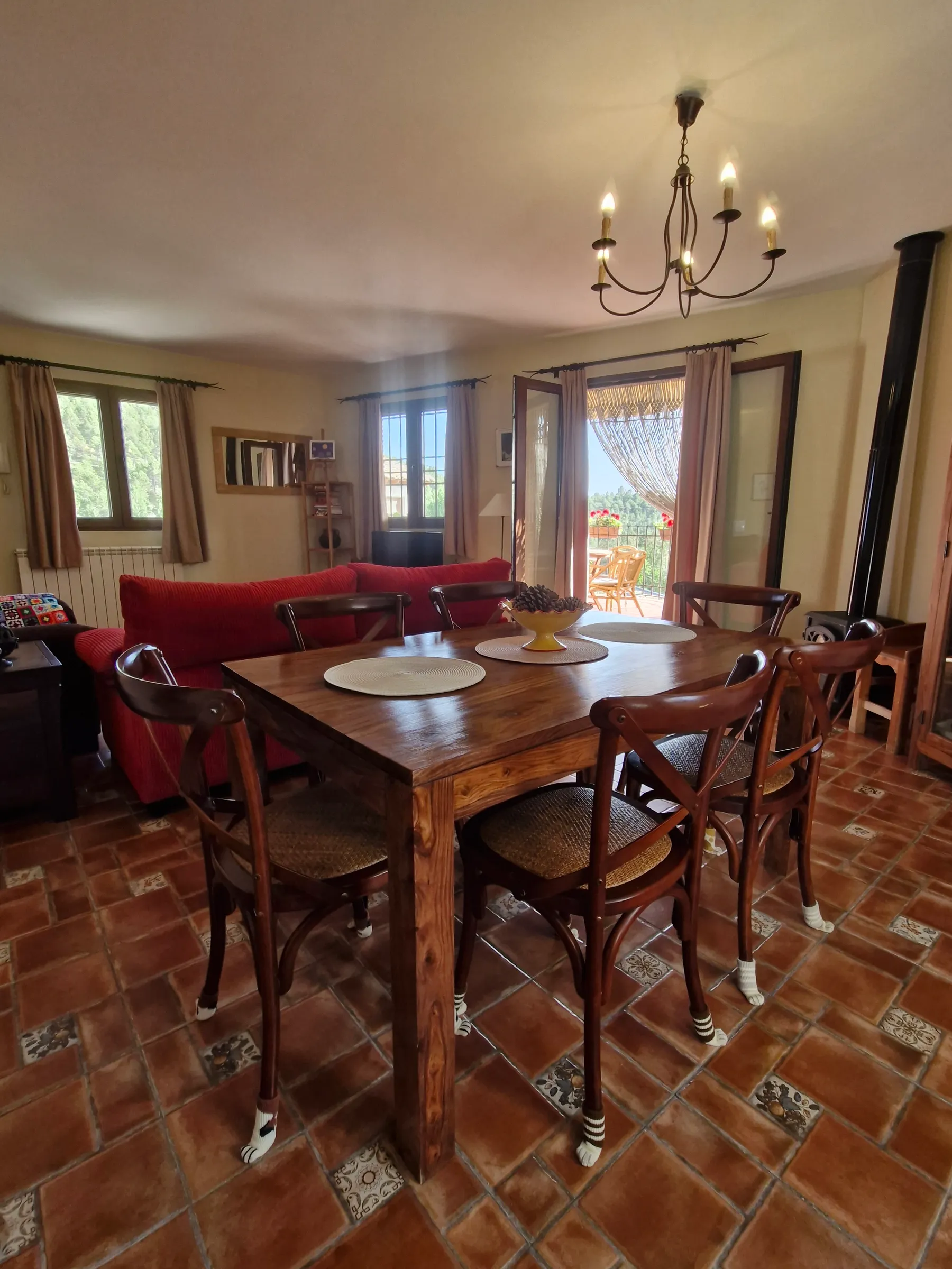 Salón-comedor de El Mirador con sofás y mesa de comedor
