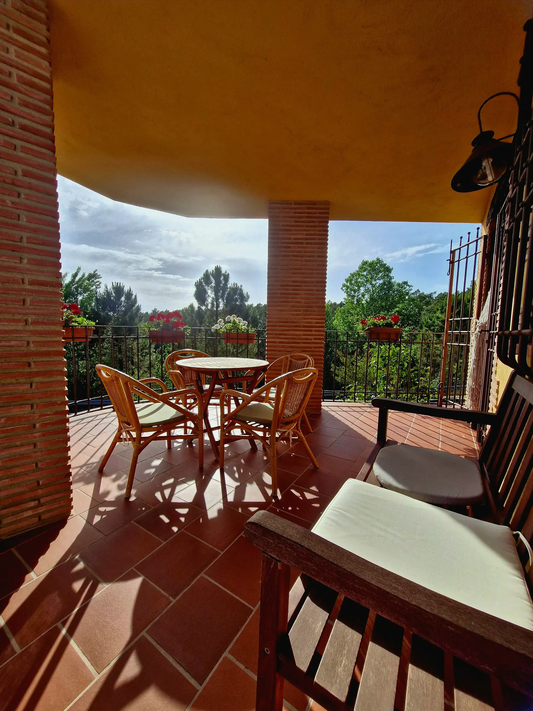 Terraza de El Mirador con mesa y sillas y vistas al paisaje