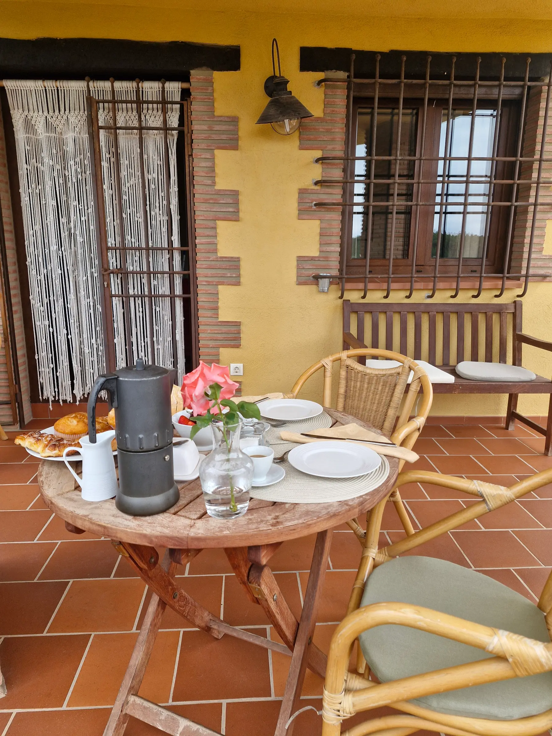 Terraza de El Mirador con mesa puesta para desayunar y vistas